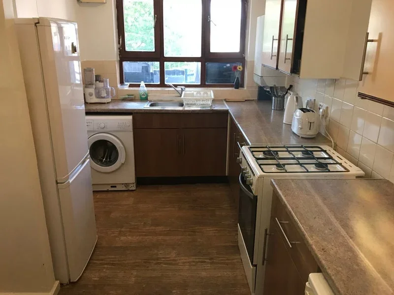 Room Kingsdown Road in Greater London