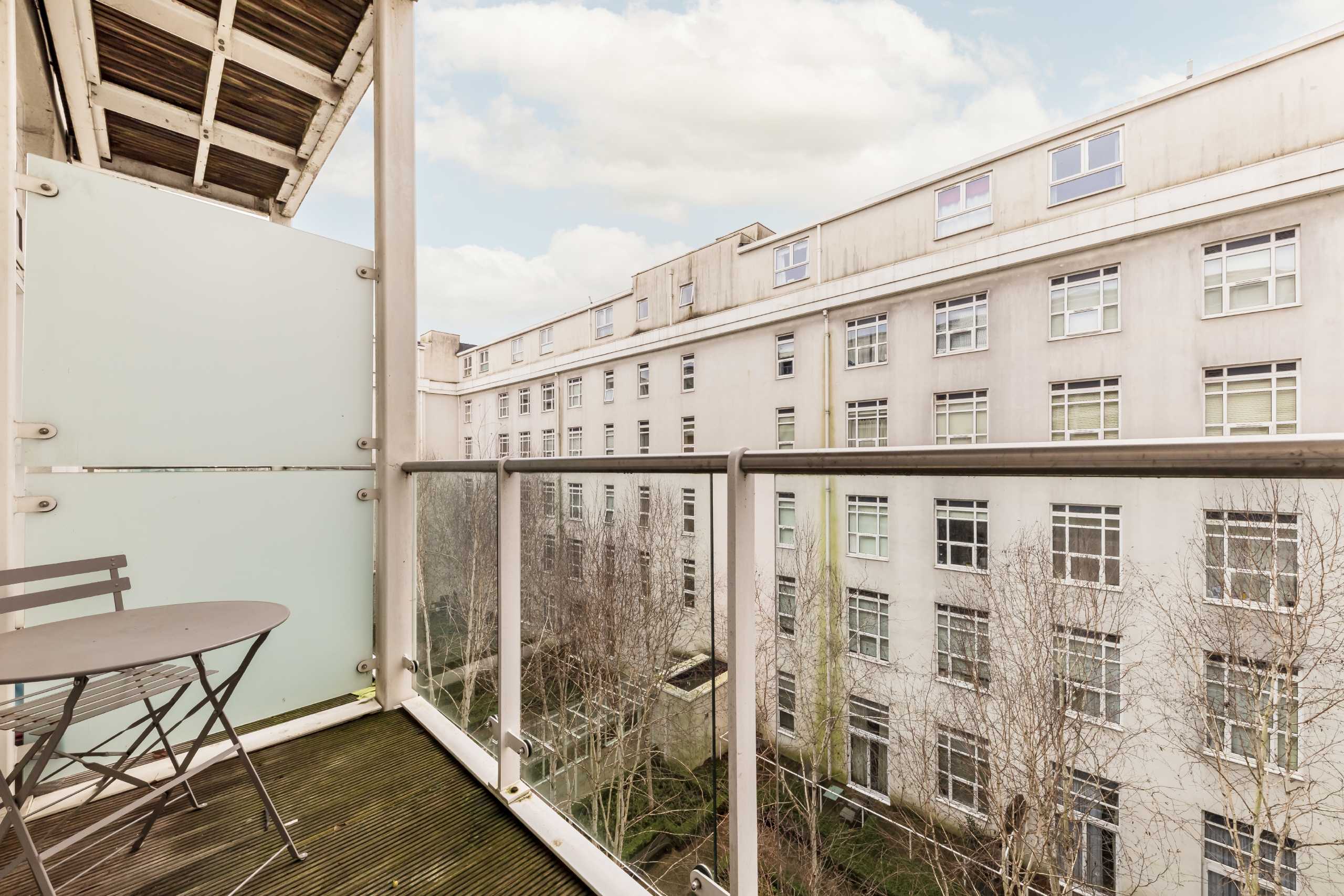Flat Bromyard Avenue in Greater London