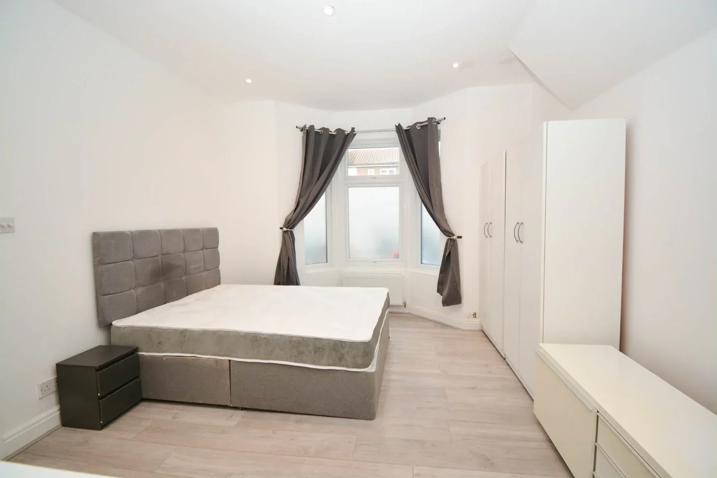 Flat Crownfield Road in Greater London