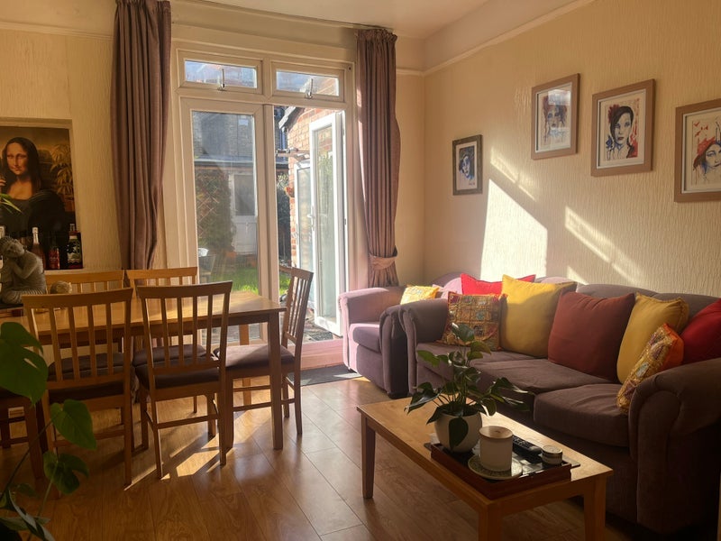 Room Norfolk Avenue in Greater London