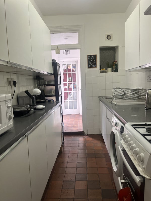 Room Norfolk Avenue in Greater London