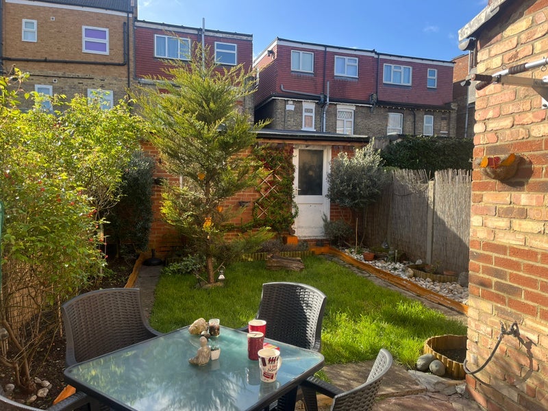 Room Norfolk Avenue in Greater London
