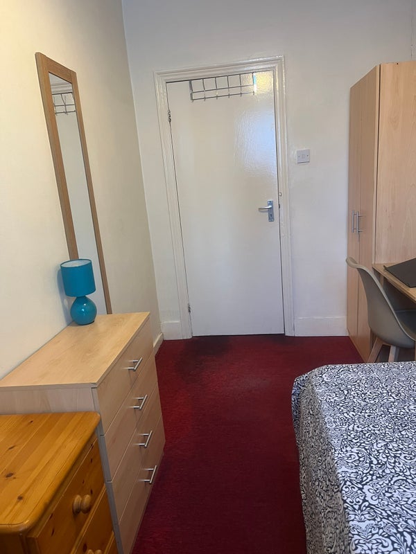 Room Norfolk Avenue in Greater London