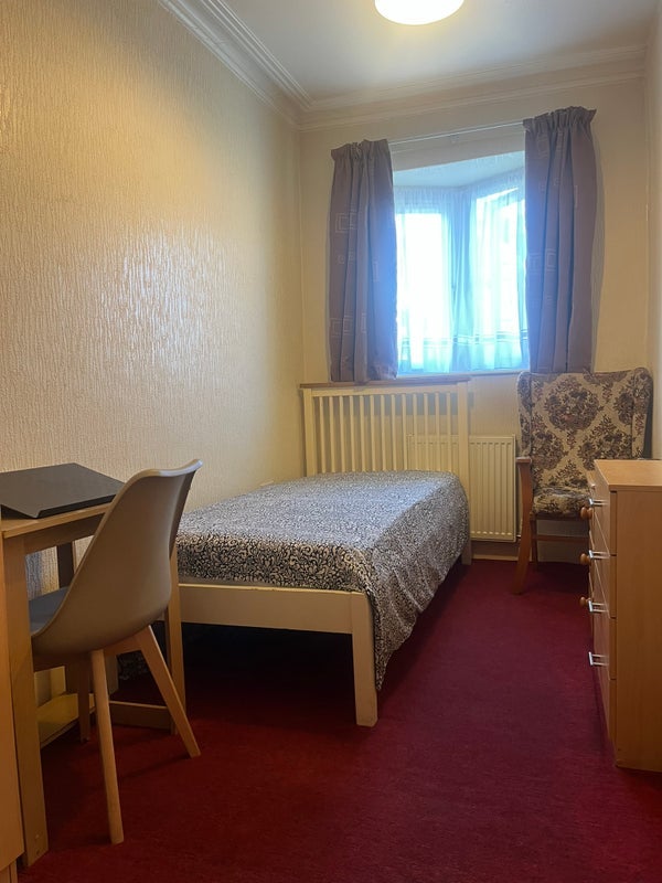 Room Norfolk Avenue in Greater London