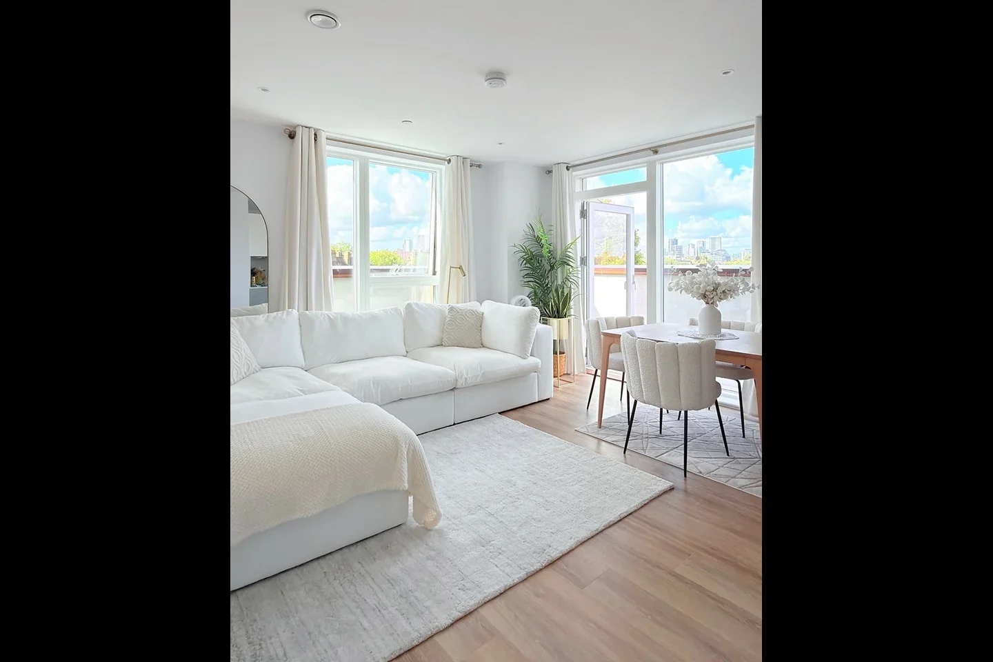 Flat Manor Place in Greater London