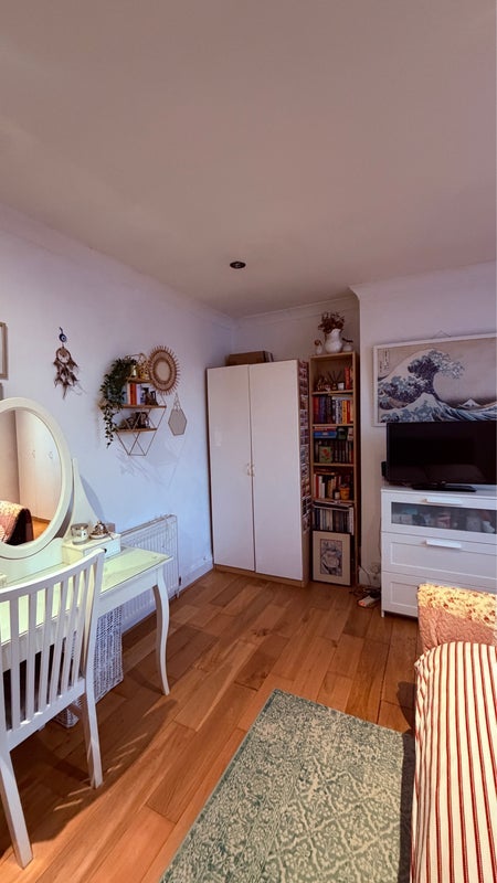 Room Oaklands Avenue in Greater London