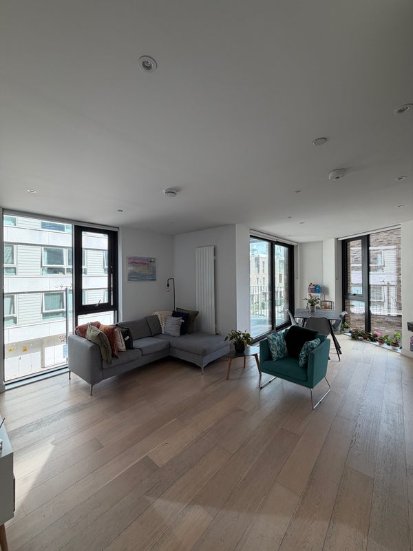 Flat Royal Crest Avenue in Greater London