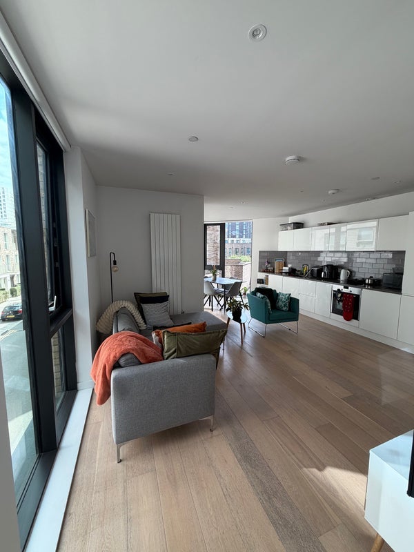 Flat Royal Crest Avenue in Greater London