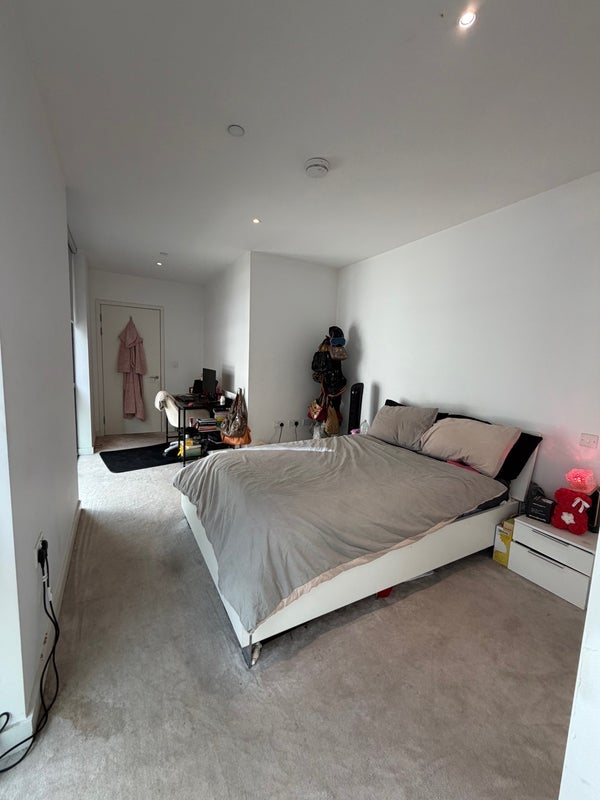 Flat Royal Crest Avenue in Greater London