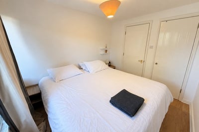 Flat Parry Drive in Elmbridge
