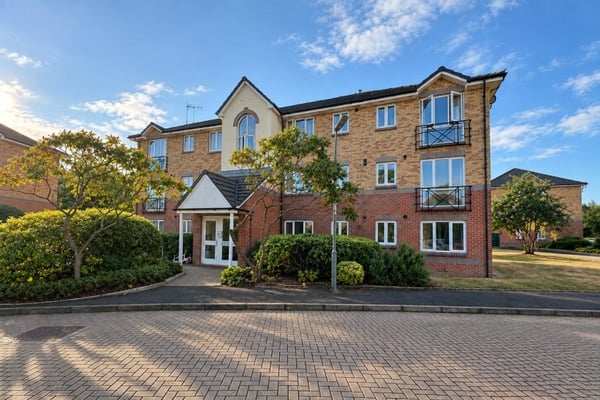 Flat Parry Drive in Elmbridge