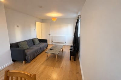 Flat Parry Drive in Elmbridge