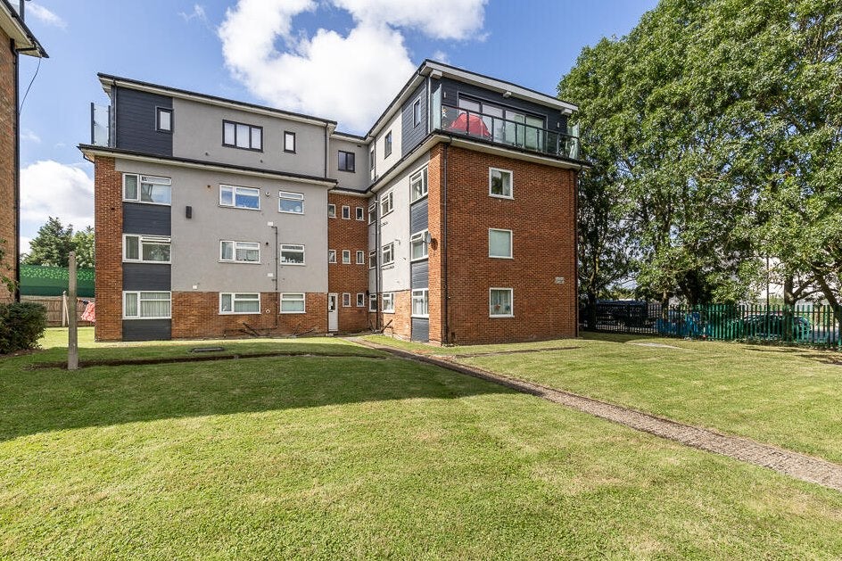 Flat Badminton Close in Greater London