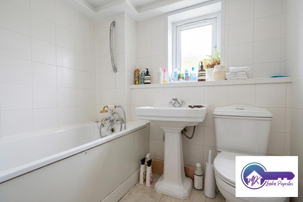 Flat Clifton Road in Greater London