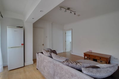 Flat Kingsdown Avenue in Greater London