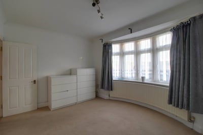 Flat Kingsdown Avenue in Greater London