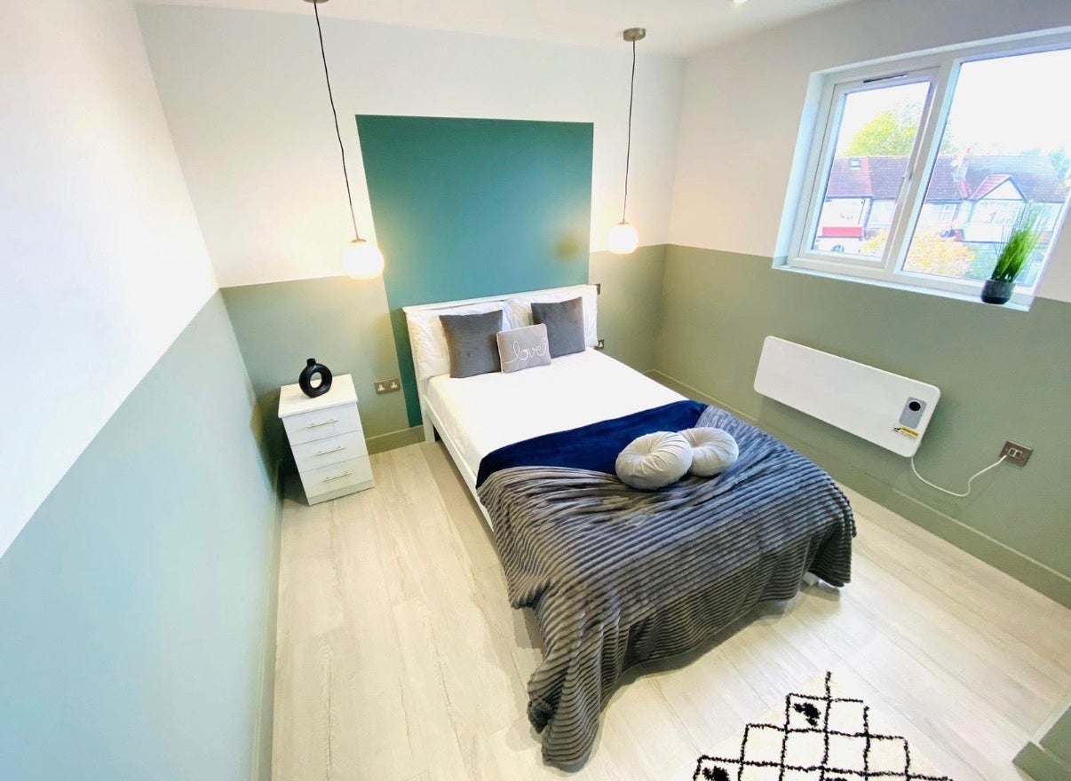 Room Larbert Road in Greater London