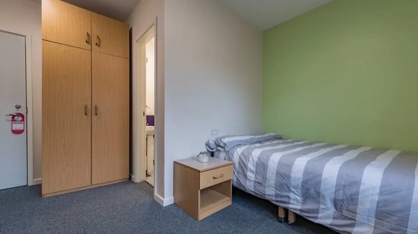 Room Easby Road in Bradford