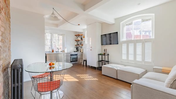 Flat Skinner Street in Greater London