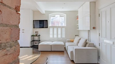 Flat Skinner Street in Greater London
