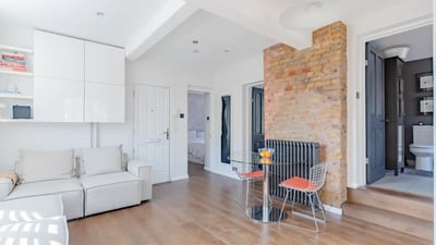 Flat Skinner Street in Greater London