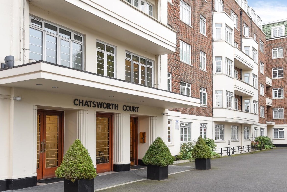 Flat Pembroke Road in Greater London