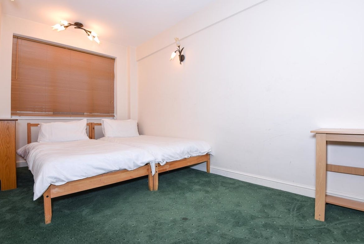 Flat Pembroke Road in Greater London