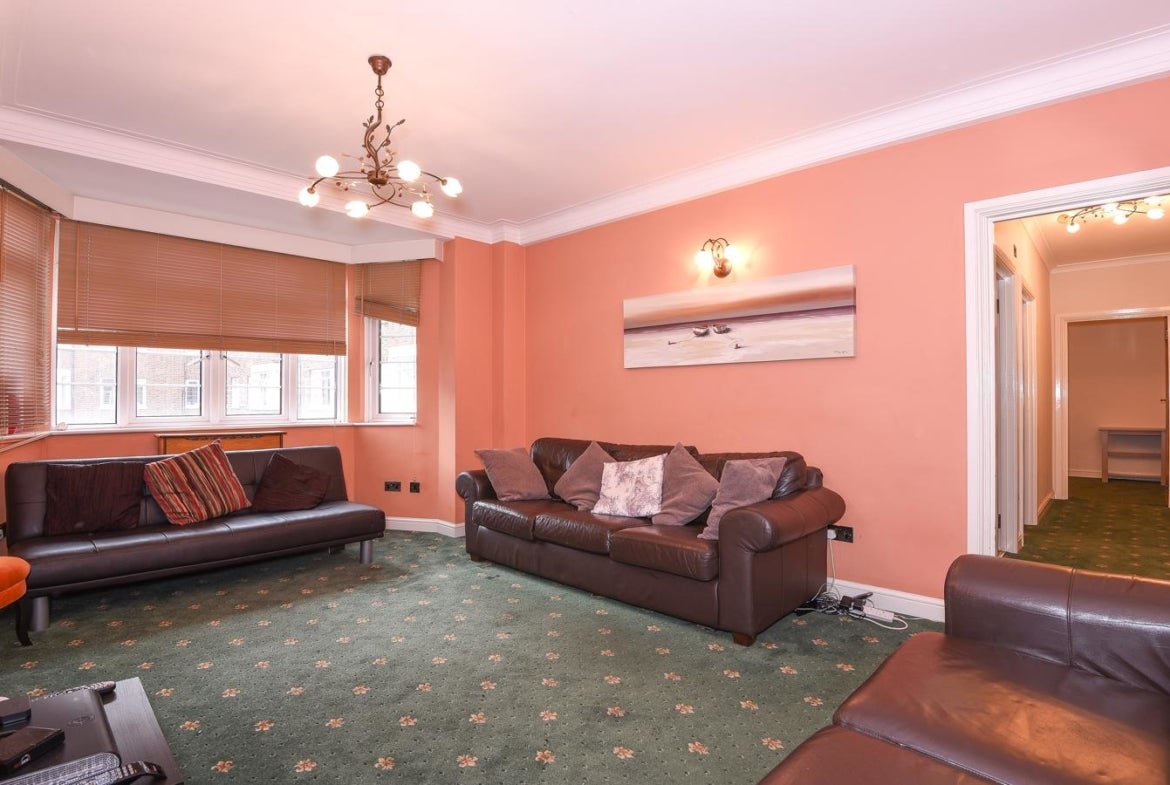 Flat Pembroke Road in Greater London