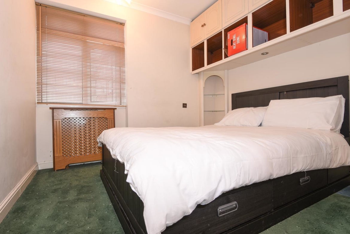 Flat Pembroke Road in Greater London