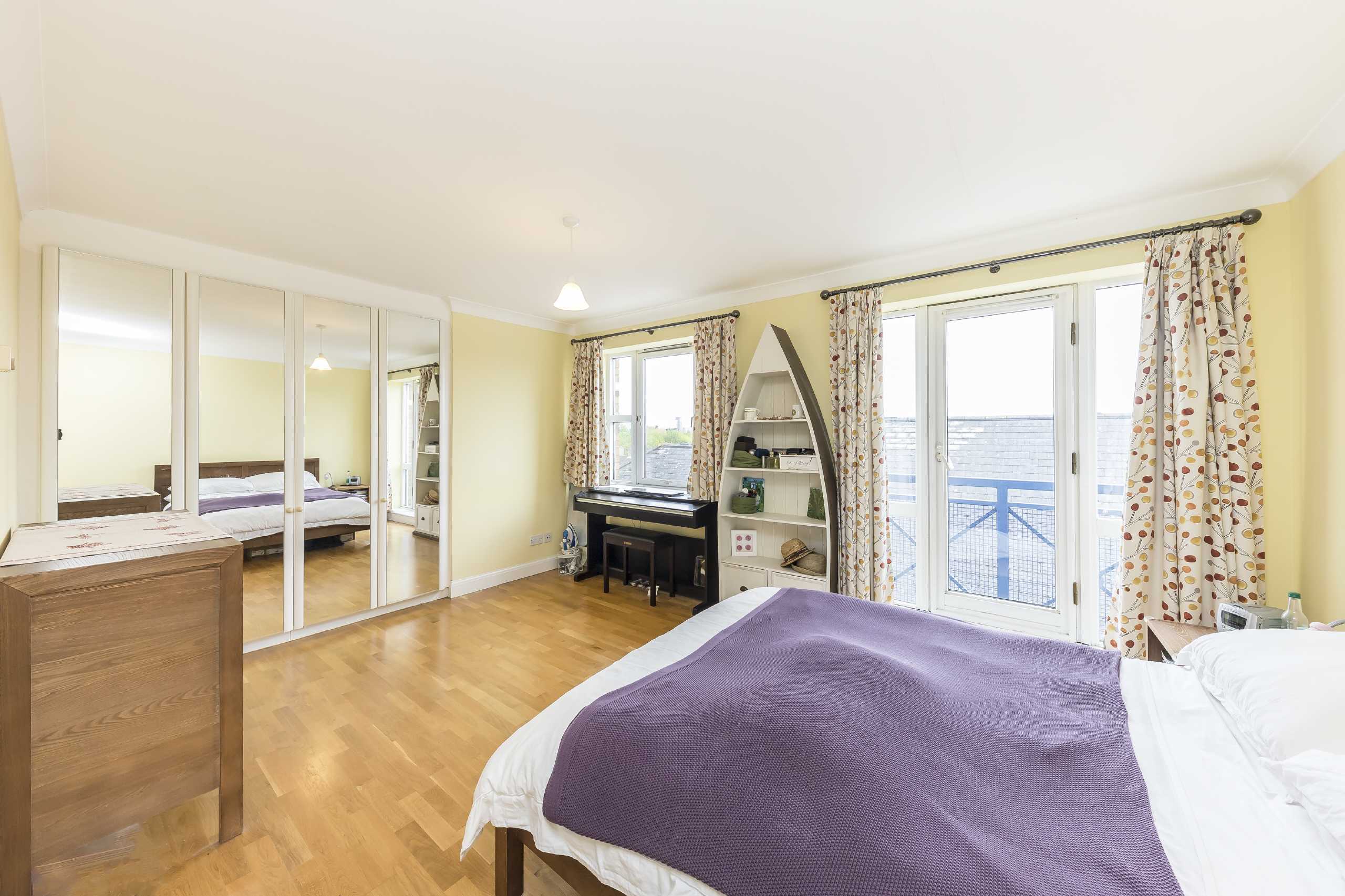 Flat Rotherhithe Street in Greater London
