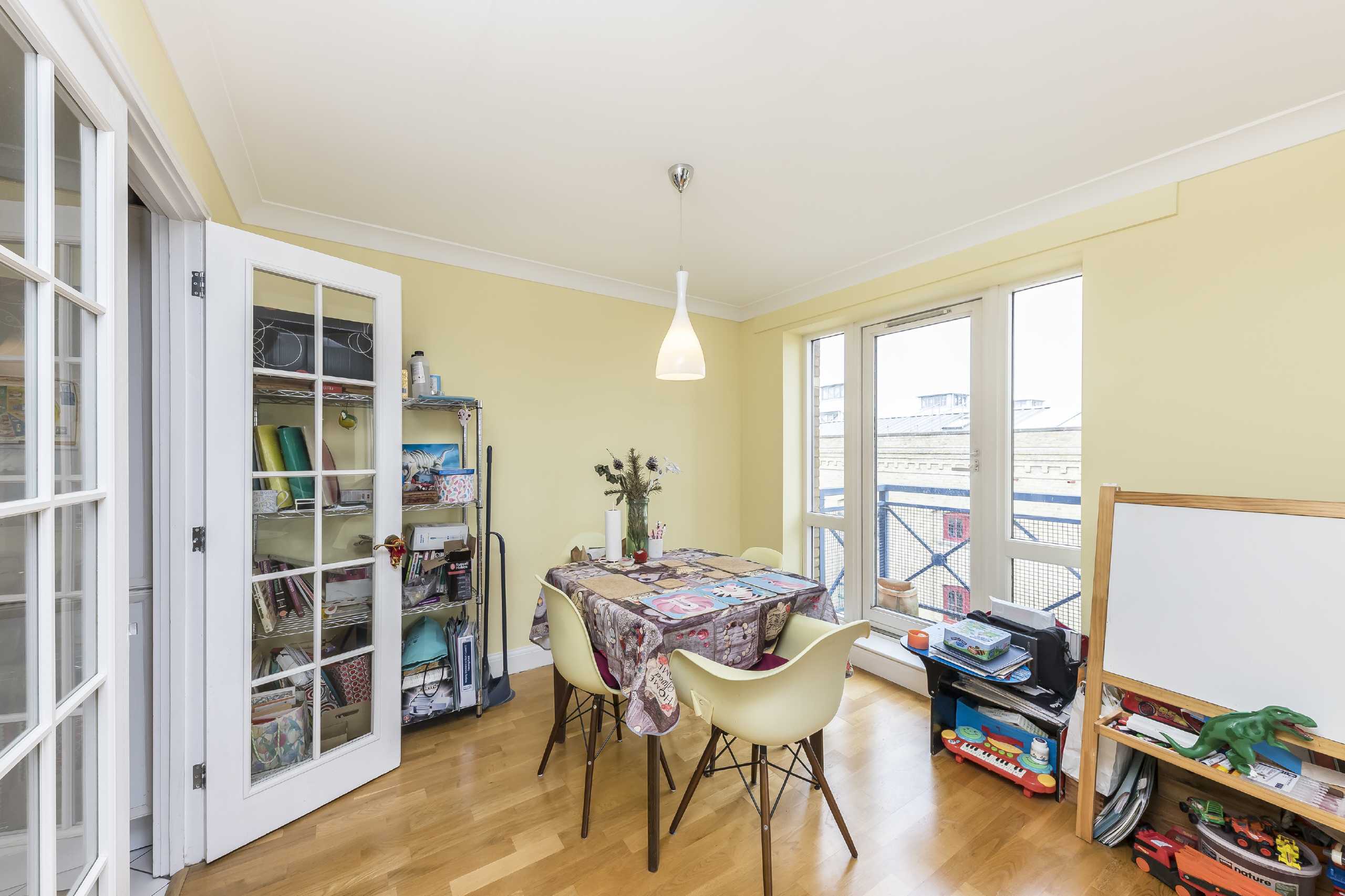 Flat Rotherhithe Street in Greater London