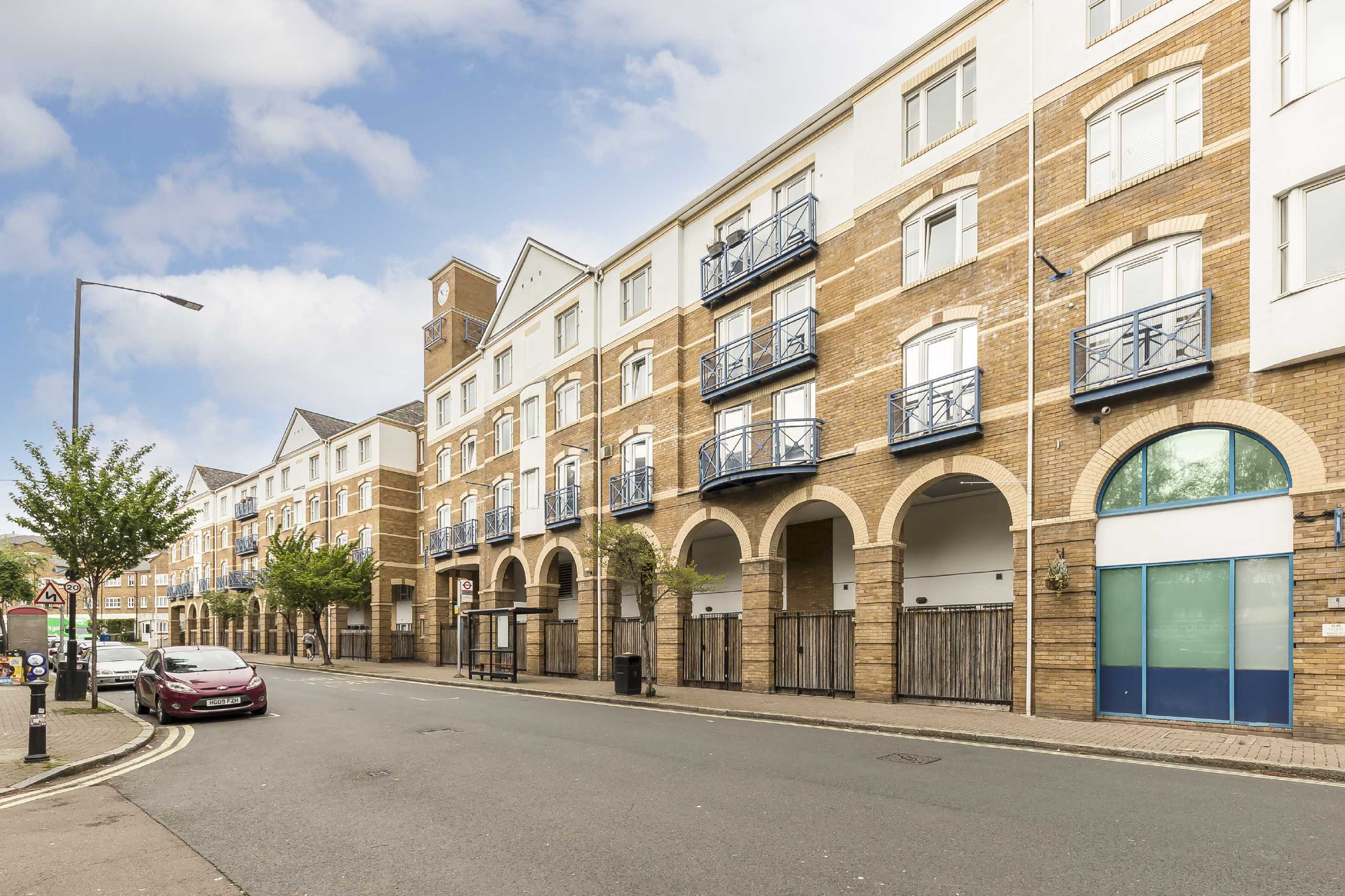 Flat Rotherhithe Street in Greater London