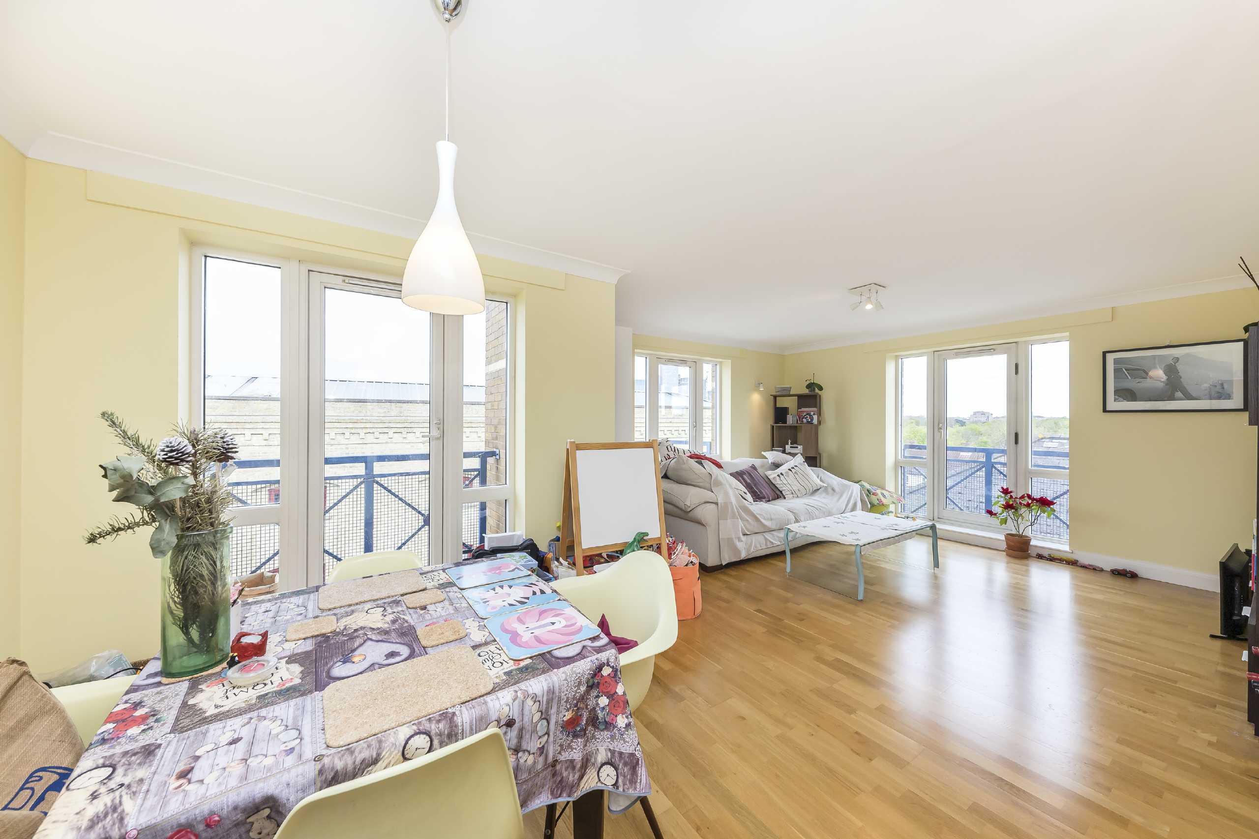 Flat Rotherhithe Street in Greater London