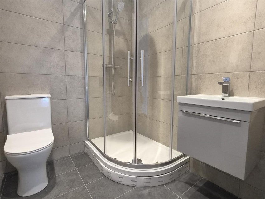 Flat Colyers Lane in Greater London