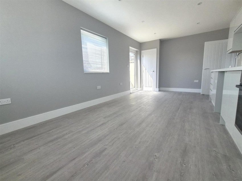 Flat Colyers Lane in Greater London