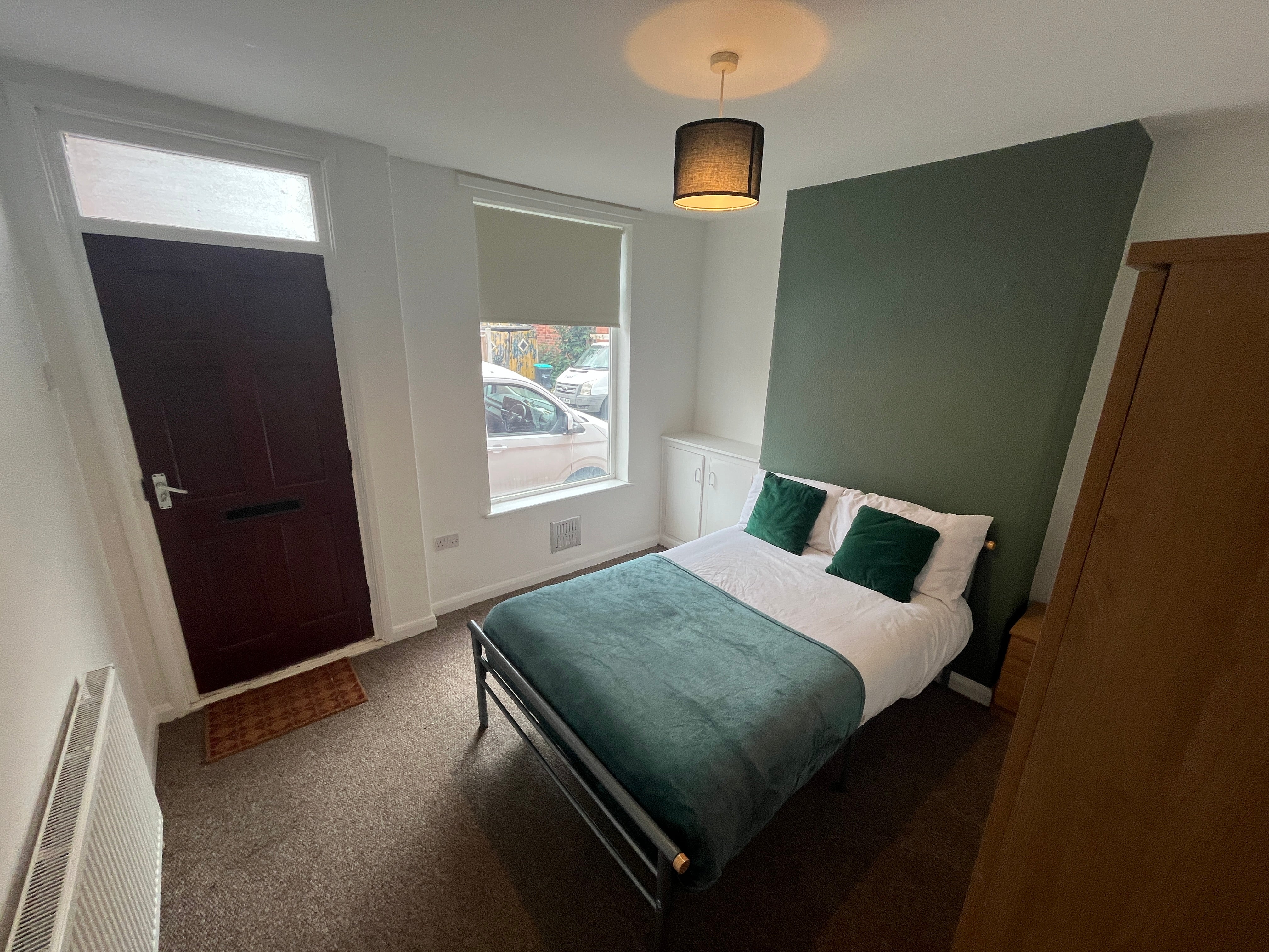 Room Laurel Avenue in Mansfield