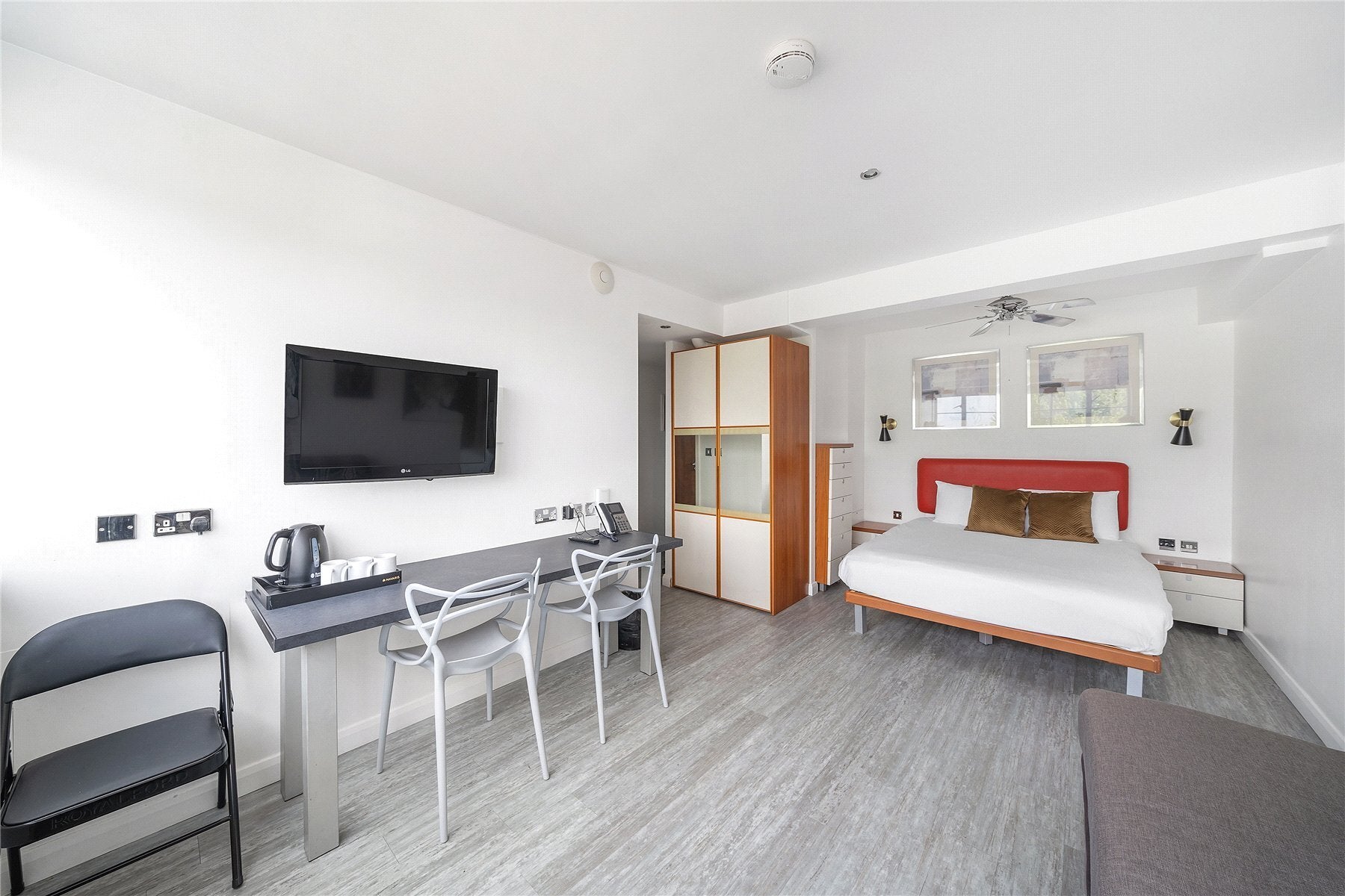 Flat Roland Gardens in Greater London