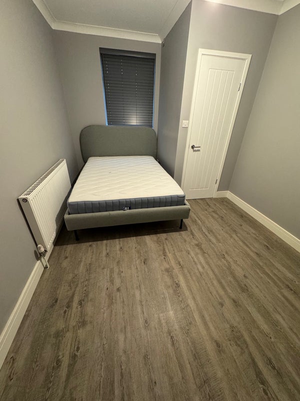 Room Queen Anne Avenue in Greater London