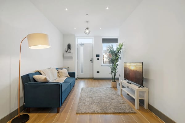 Flat Ballards Lane in Greater London
