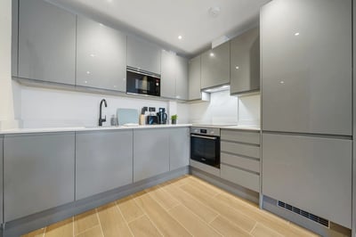 Flat Ballards Lane in Greater London