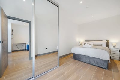 Flat Ballards Lane in Greater London
