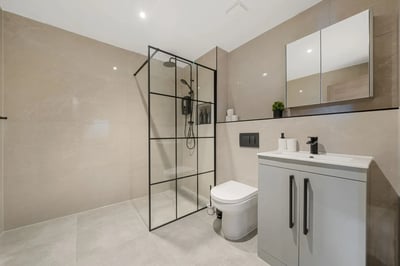 Flat Ballards Lane in Greater London