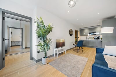 Flat Ballards Lane in Greater London