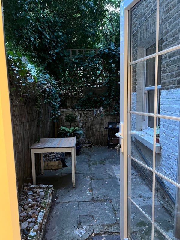 Flat Finborough Road in Greater London