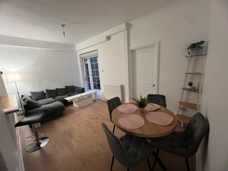 Flat Finborough Road in Greater London