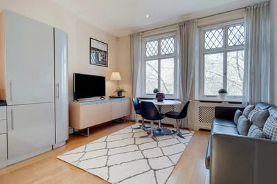 Flat Laverton Place in Greater London