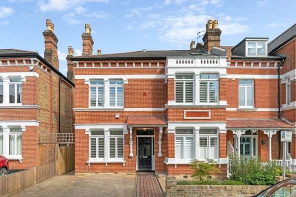 House Saint Stephen's Gardens in Greater London