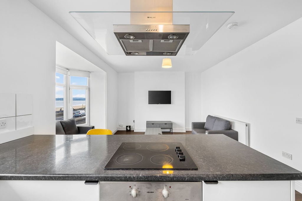 Flat Oystermouth Road in Castle