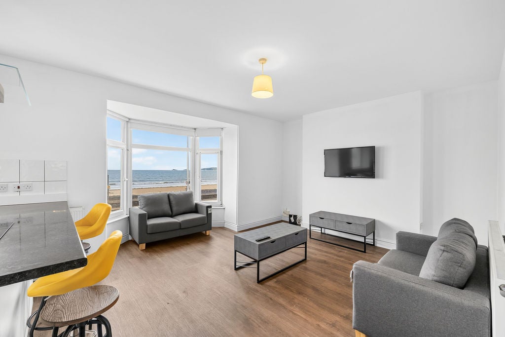 Flat Oystermouth Road in Castle