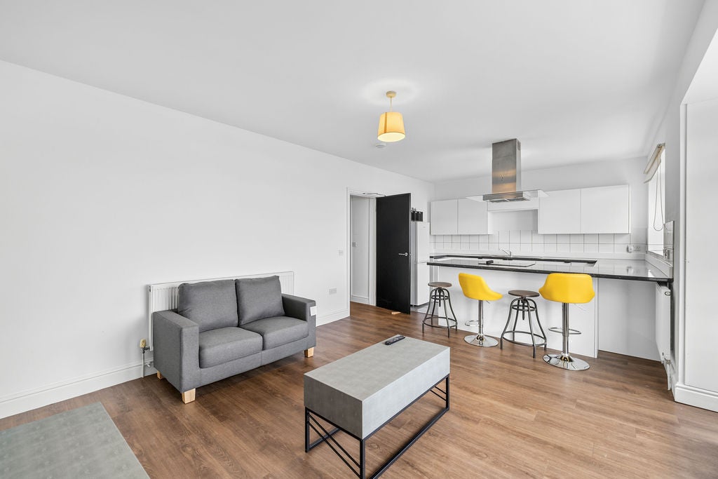 Flat Oystermouth Road in Castle